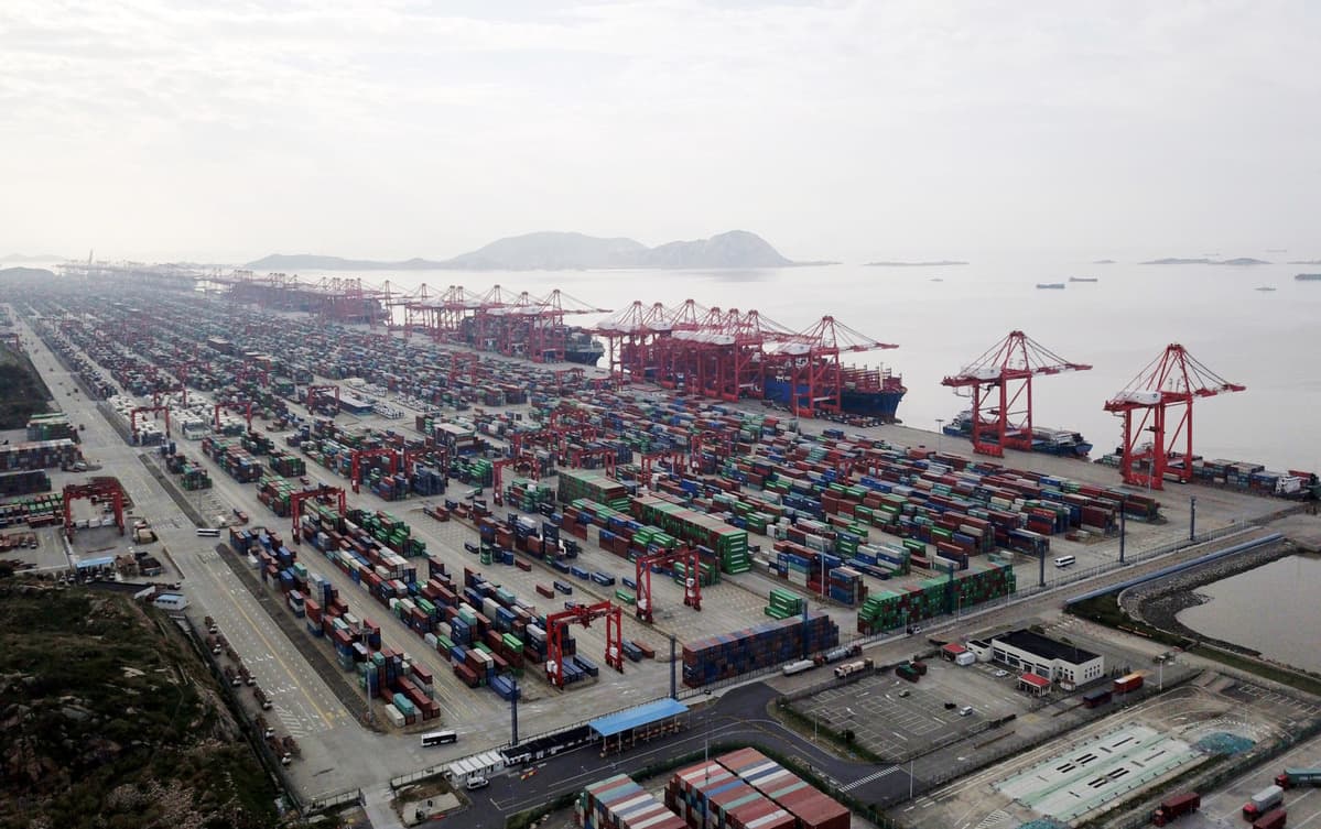 Pelabuhan Shanghai terus menempati peringkat pertama dalam throughput peti kemas di seluruh dunia